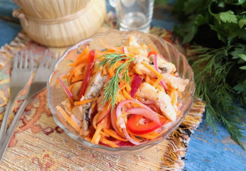 Хе из щуки по-корейски с луком и морковью Хе из щуки по-корейски с луком и морковью