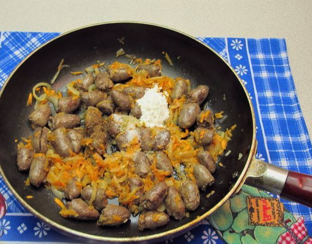 Тушеные сердечки в сметане с луком и морковью на сковороде Тушеные сердечки в сметане с луком и морковью на сковороде