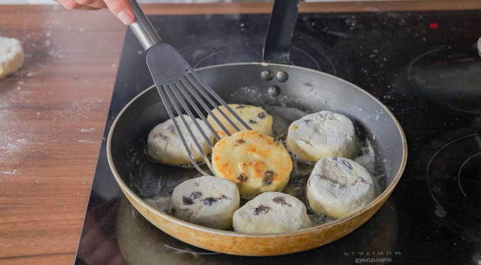 Сырники из творога с изюмом на сковороде Сырники из творога с изюмом на сковороде