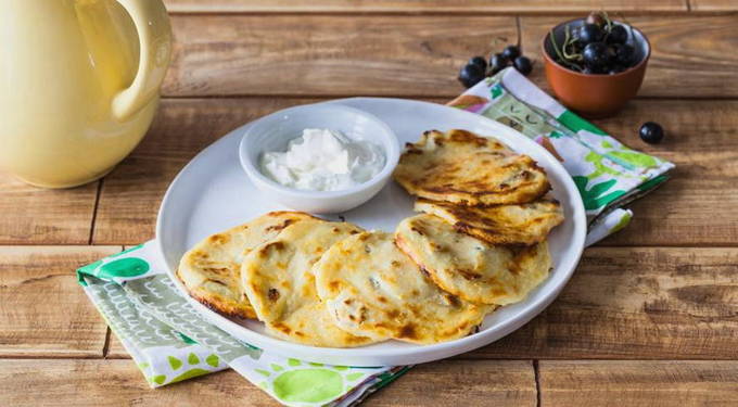 Сырники из творога с изюмом на сковороде Сырники из творога с изюмом на сковороде