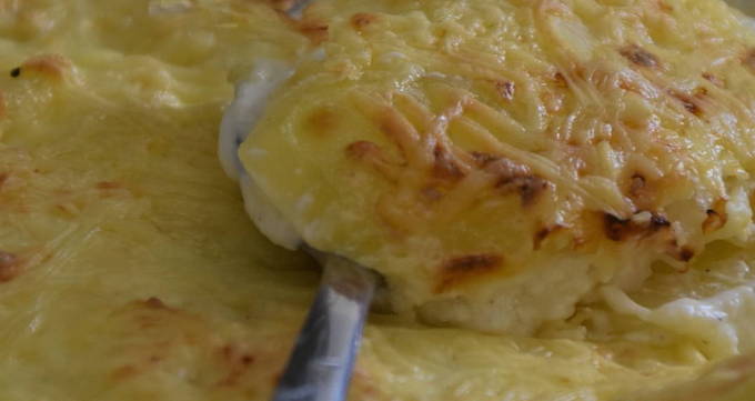 Картофельный гратен с сыром и сливками Картофельный гратен с сыром и сливками
