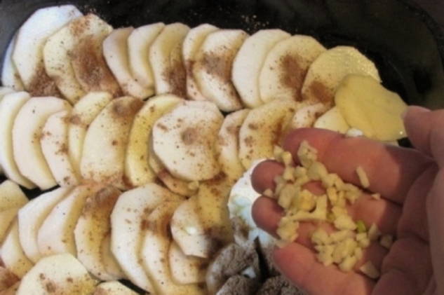 Картофельный гратен с сыром и сливками Картофельный гратен с сыром и сливками
