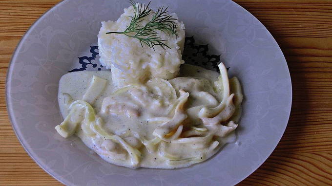 Кальмары в сметане с луком на сковороде