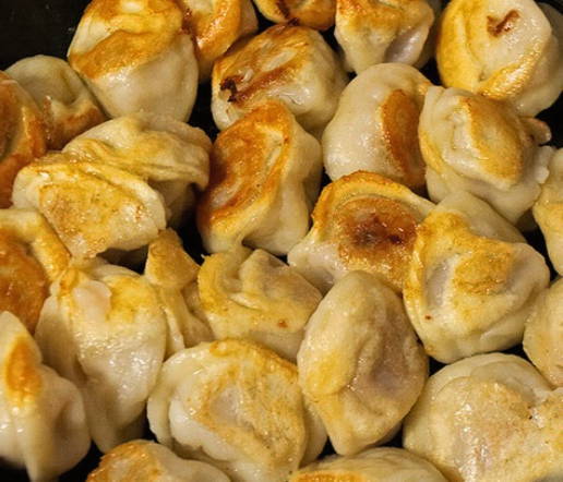 Жареные пельмени со сметаной и сыром на сковороде Жареные пельмени со сметаной и сыром на сковороде