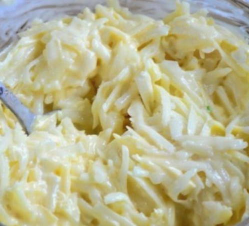 Жареные пельмени со сметаной и сыром на сковороде Жареные пельмени со сметаной и сыром на сковороде