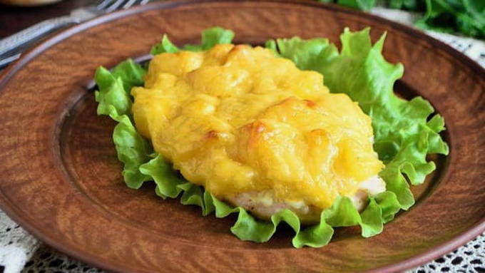 Курица с ананасами под сыром в духовке