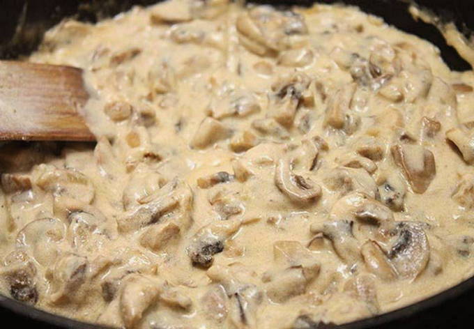 Макароны в сливочном соусе с грибами