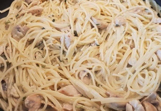 Макароны в сливочном соусе с грибами