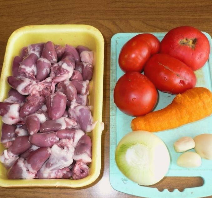 Тушеные сердечки с луком и морковью на сковороде Тушеные сердечки с луком и морковью на сковороде