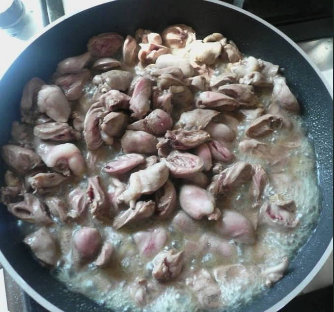 Тушеные сердечки с луком и морковью на сковороде Тушеные сердечки с луком и морковью на сковороде