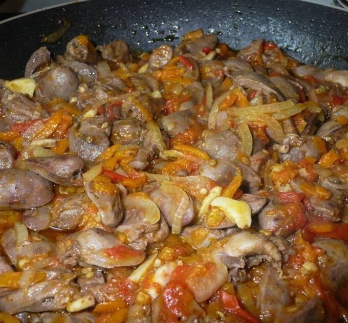 Тушеные сердечки с луком и морковью на сковороде Тушеные сердечки с луком и морковью на сковороде
