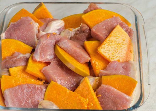 Свинина с тыквой в духовке