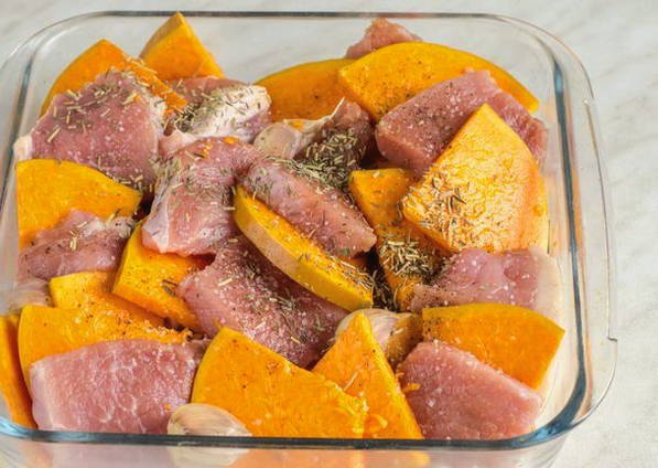 Свинина с тыквой в духовке