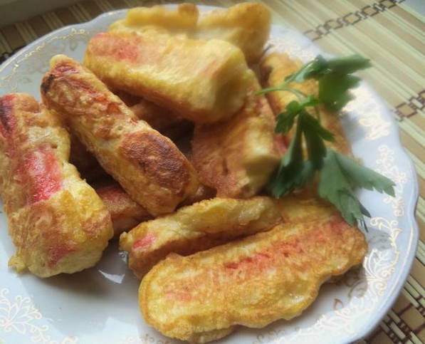 Крабовые палочки в кляре на сковороде