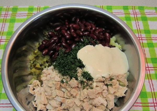 Салат с фасолью и солеными огурцами