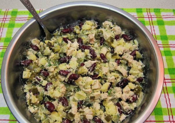 Салат с фасолью и солеными огурцами