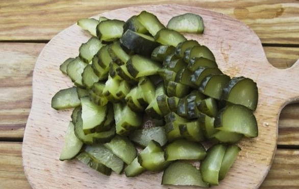 Салат с картошкой и солеными огурцами