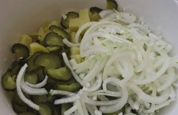 Салат с картошкой и солеными огурцами