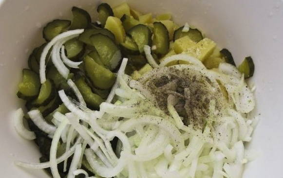 Салат с картошкой и солеными огурцами