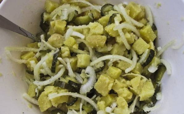 Салат с картошкой и солеными огурцами
