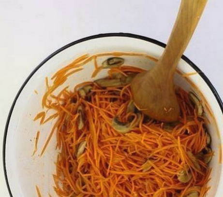 Салат Лисичка с корейской морковкой Салат Лисичка с корейской морковкой