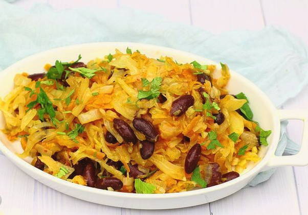 Тушеная капуста с фасолью