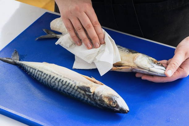 Запеченная скумбрия с картошкой в духовке