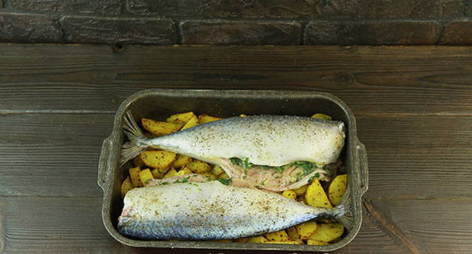 Запеченная скумбрия с картошкой в духовке