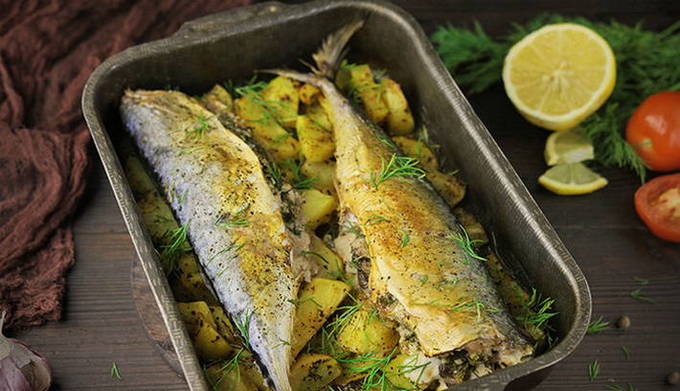 Запеченная скумбрия с картошкой в духовке