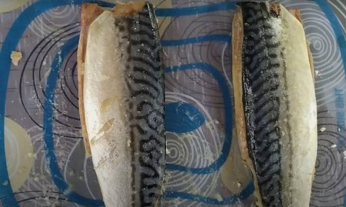 Запеченная скумбрия с картошкой в духовке