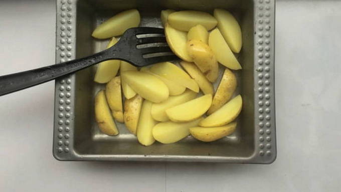 Запеченная скумбрия с картошкой в духовке