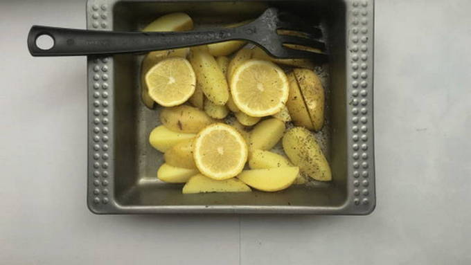 Запеченная скумбрия с картошкой в духовке