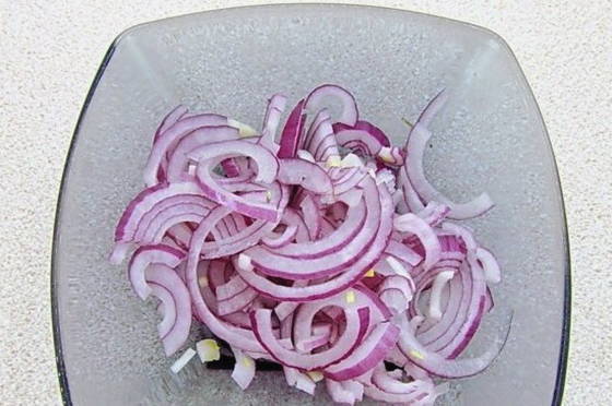 Салат из консервированной сайры с яйцом и луком