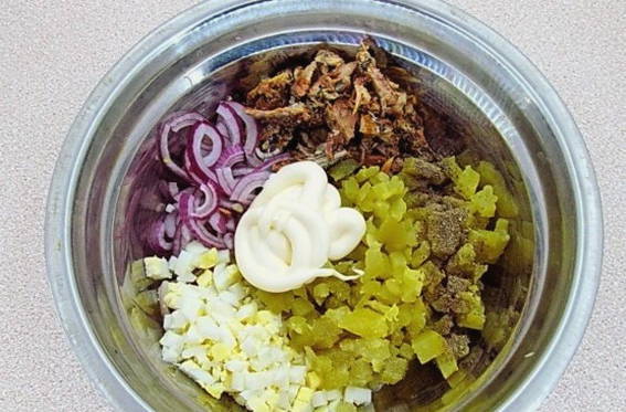 Салат из консервированной сайры с яйцом и луком