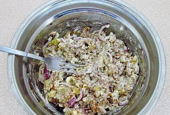 Салат из консервированной сайры с яйцом и луком