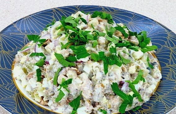 Салат из консервированной сайры с яйцом и луком