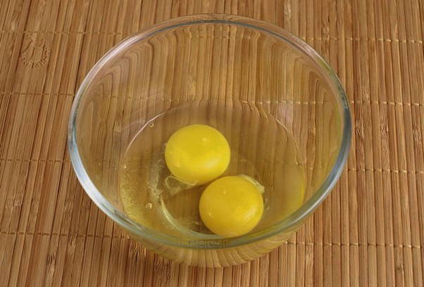 Блинный салат с колбасой