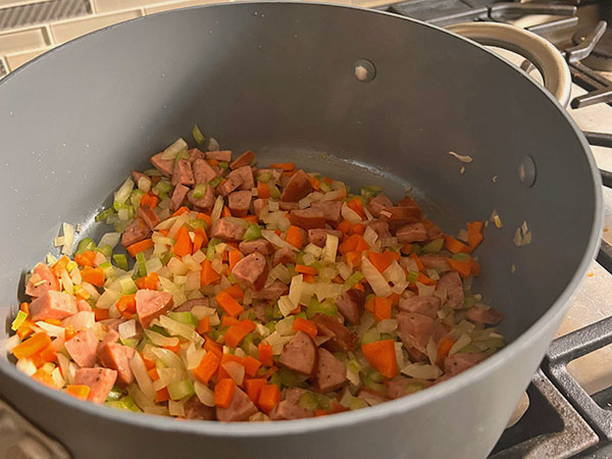 Блинный салат с колбасой