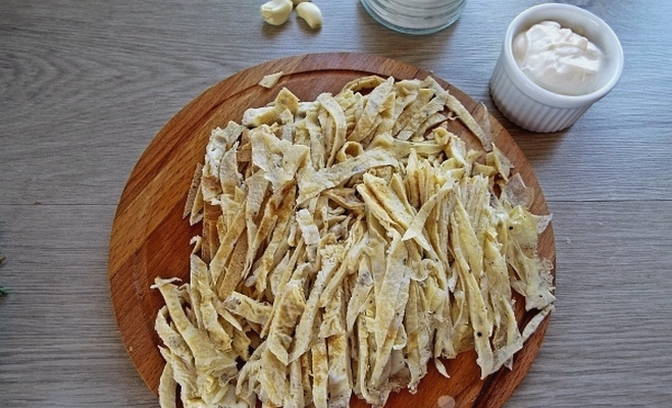 Блинный салат с колбасой