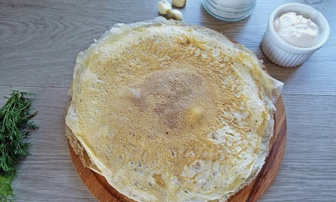 Блинный салат с колбасой