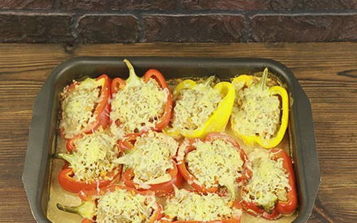 Фаршированный перец половинками в духовке