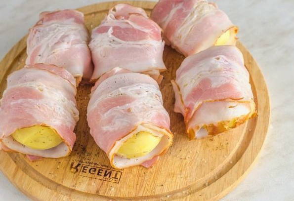 Запеченный картофель в беконе в духовке Запеченный картофель в беконе в духовке