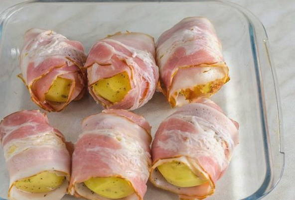Запеченный картофель в беконе в духовке Запеченный картофель в беконе в духовке