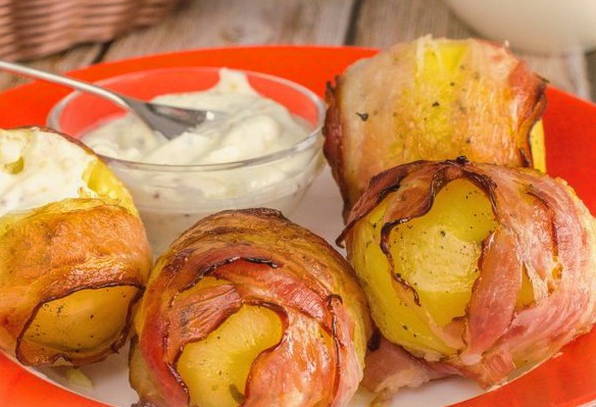 Запеченный картофель в беконе в духовке Запеченный картофель в беконе в духовке