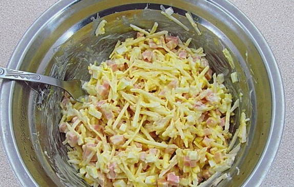 Салат с вареной колбасой