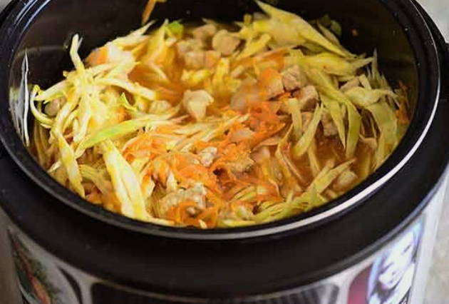 Тушеная капуста с мясом в мультиварке Тушеная капуста с мясом в мультиварке