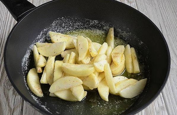 Карамелизированные яблоки