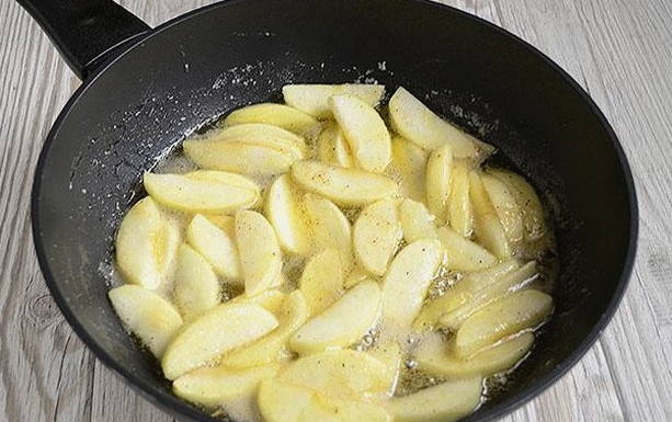 Карамелизированные яблоки