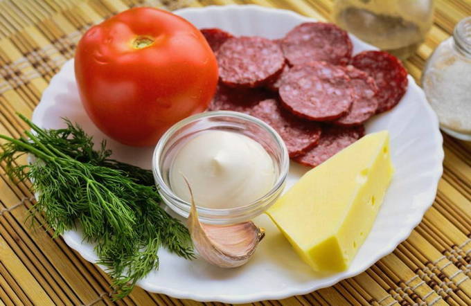 Салат с помидорами и колбасой Салат с помидорами и колбасой
