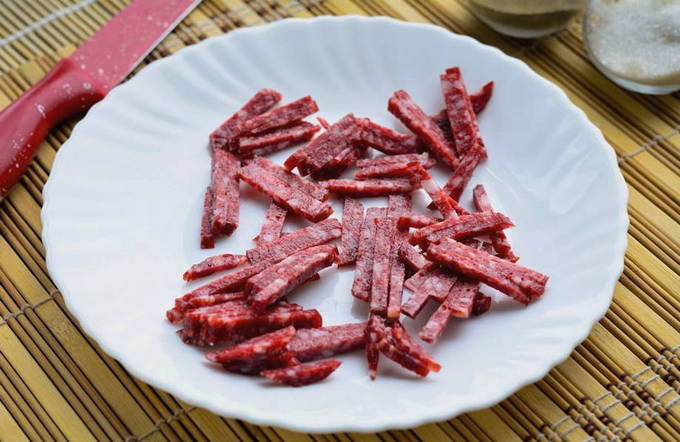 Салат с помидорами и колбасой Салат с помидорами и колбасой
